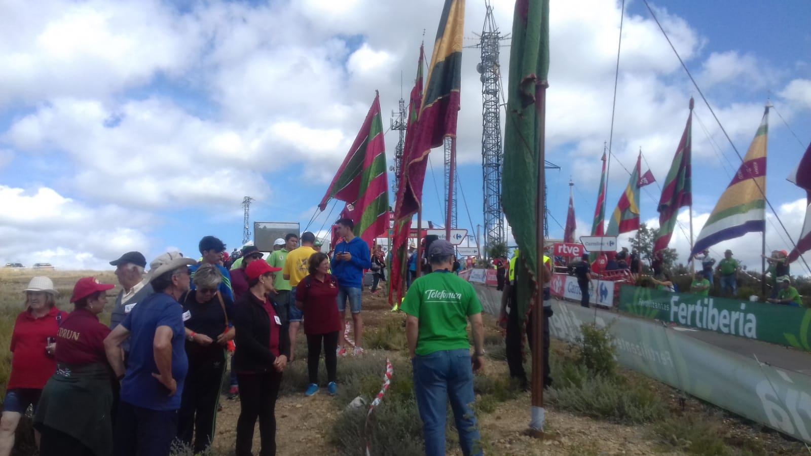 Decenas de personas acudieron en la tarde de ayer a La Camperona en los preparativos para la jornada de este viernes